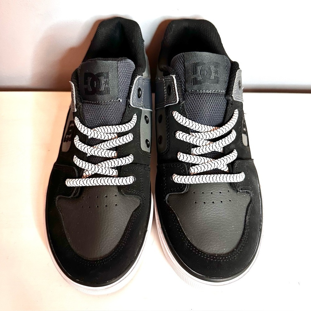 ⭐️NEW⭐️ DC Sneakers, Low, Elastic Laces, NWOT, Size 5 (boys)